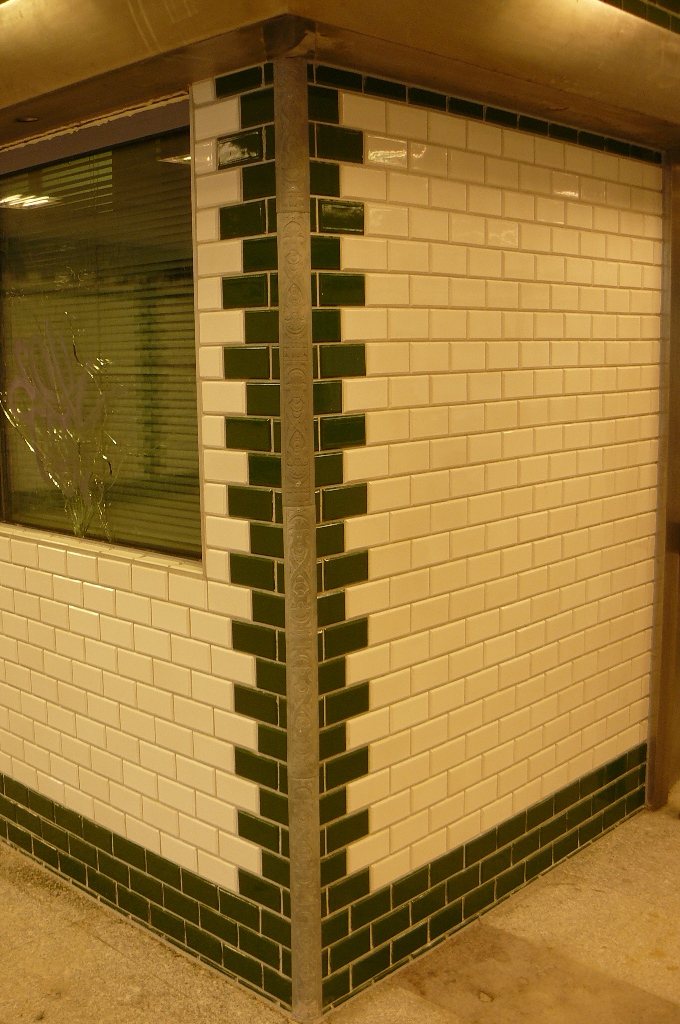 A sarkokon is megjelenik az egységes BKV-retro dizájn, az üveget még cserélni kell. Érdekes kérdés, hogy vajon melyik fogja uralni a várost: a kettes metró felújítását követően megismert modern, vagy az egyes metrónál bevezetett régimódi stílus?